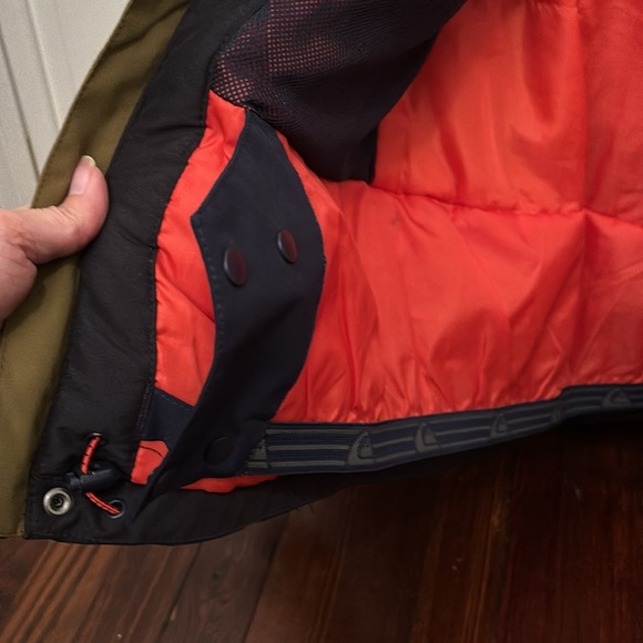 Stay warm when the snow comes in this quicksilver winter jacket - Picture 5 of 5